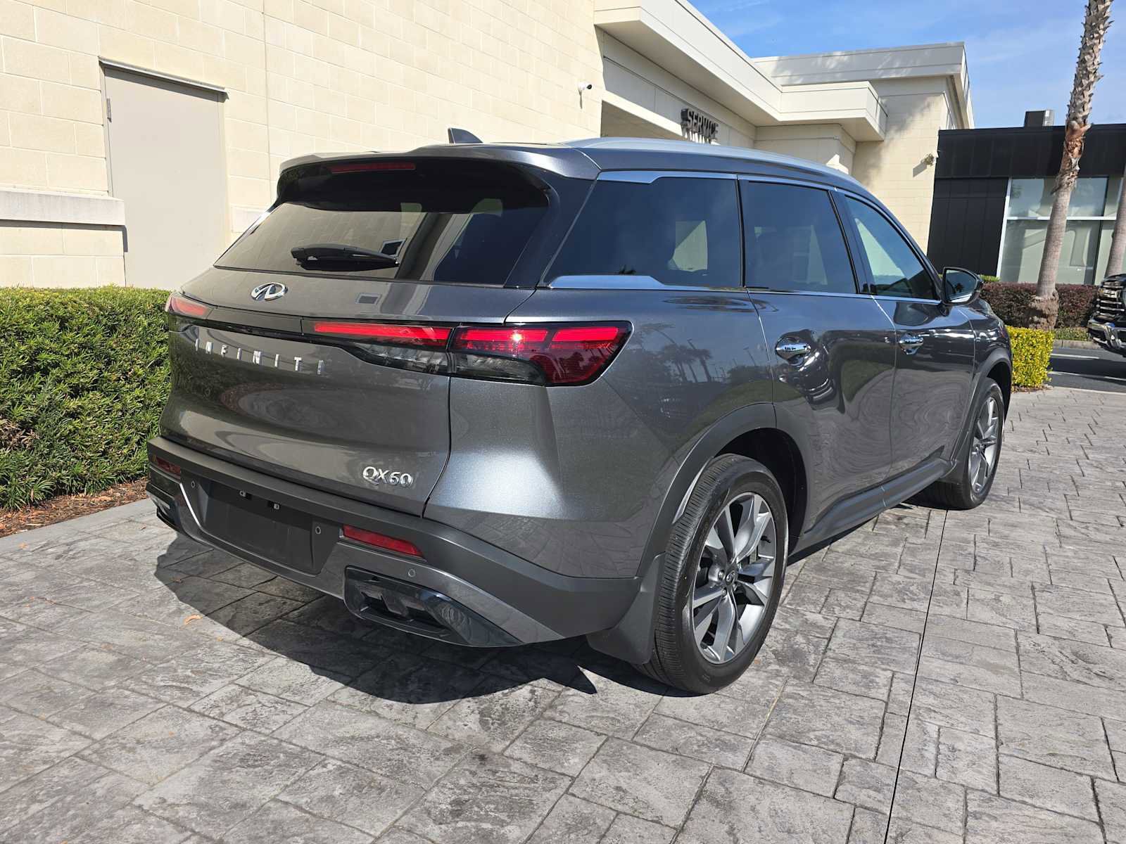 Certified 2025 INFINITI QX60 Luxe FWD image 3