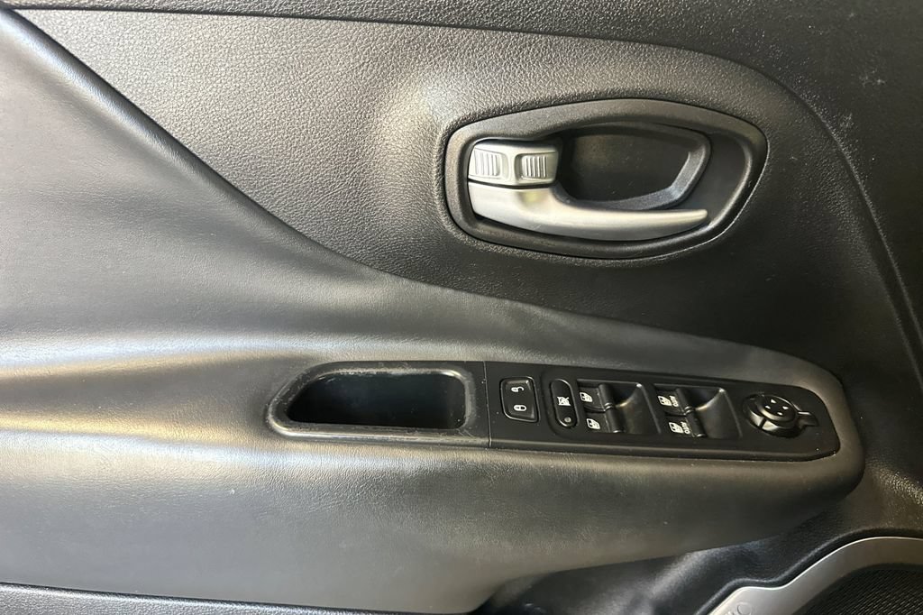 Used 2019 Jeep Renegade Limited w/ UConnect 8.4 Nav Group FWD image 11