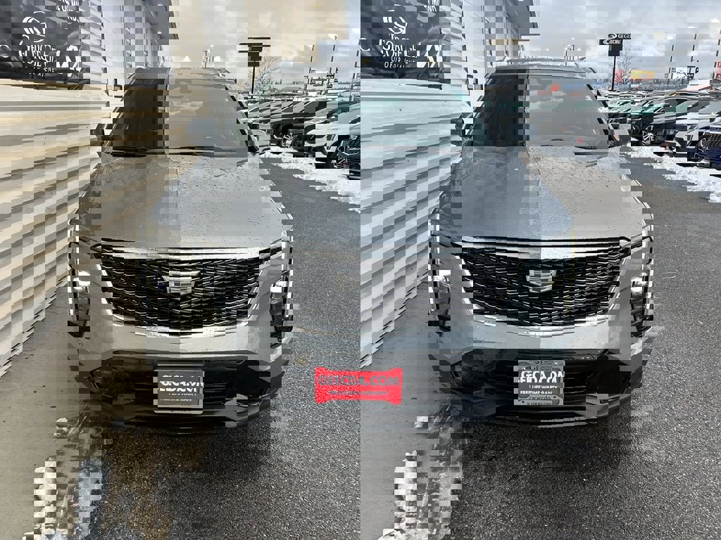 Used 2024 Cadillac XT4 Premium Luxury image 2