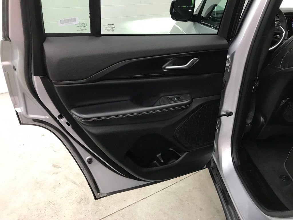 Used 2024 Jeep Grand Cherokee Altitude image 21