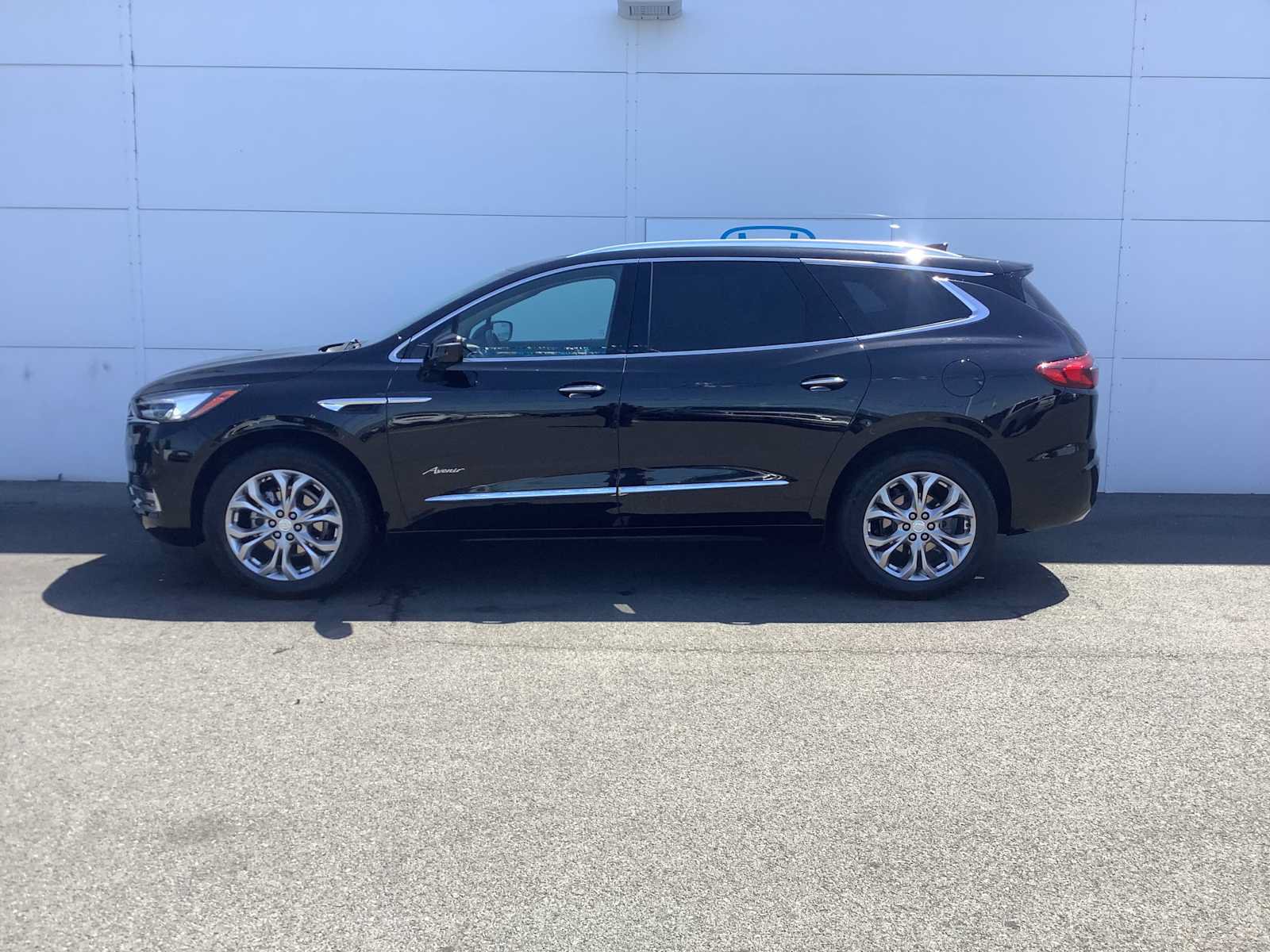 Used 2021 Buick Enclave Avenir w/ Avenir Technology Package AWD/4WD image 2