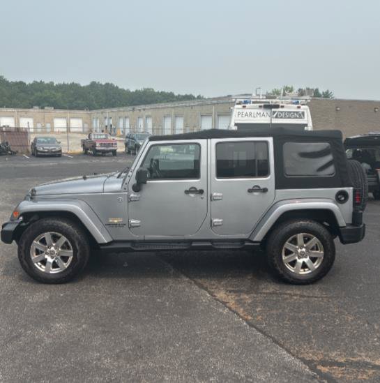 Used 2015 Jeep Wrangler Unlimited Sahara w/ Connectivity Group AWD/4WD image 4
