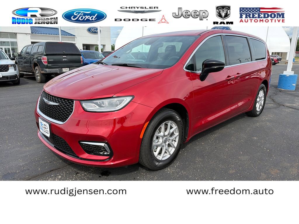 Used 2025 Chrysler Pacifica Select FWD image 1