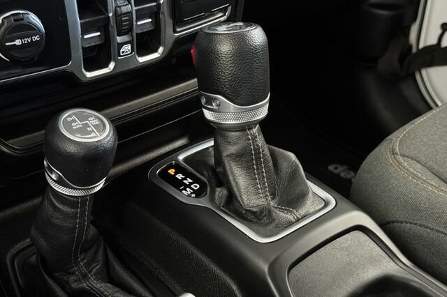 Used 2024 Jeep Wrangler Unlimited Sahara AWD/4WD image 18