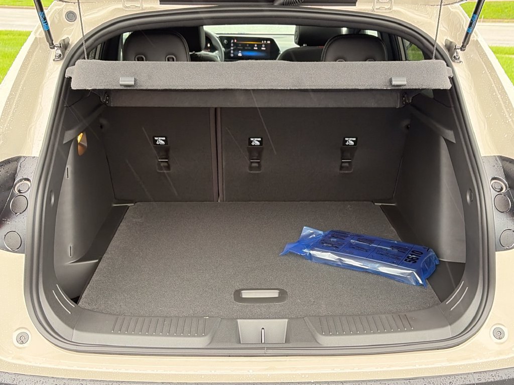 New 2026 Chevrolet Trax RS w/ Sunroof Package FWD image 7