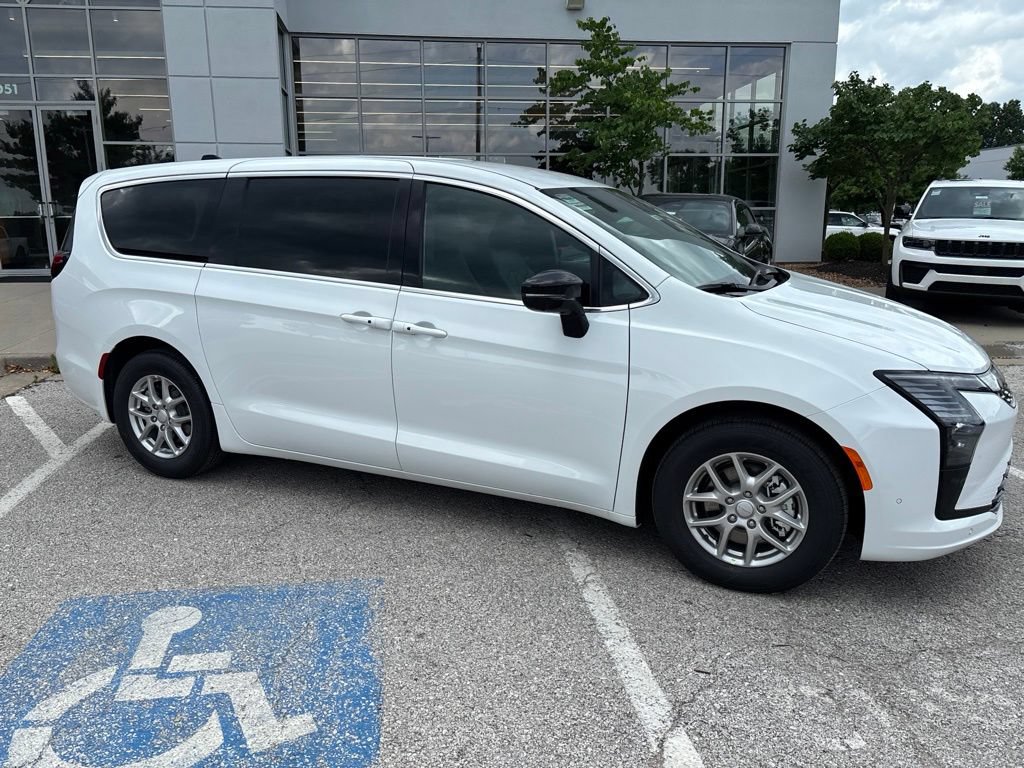 New 2027 Chrysler Pacifica Select FWD image 33
