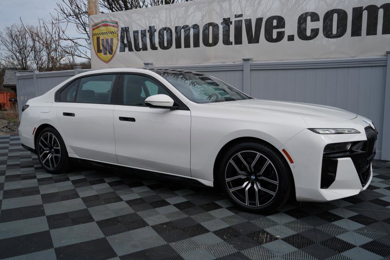 Used 2023 BMW 760i xDrive w/ Executive Package image 2