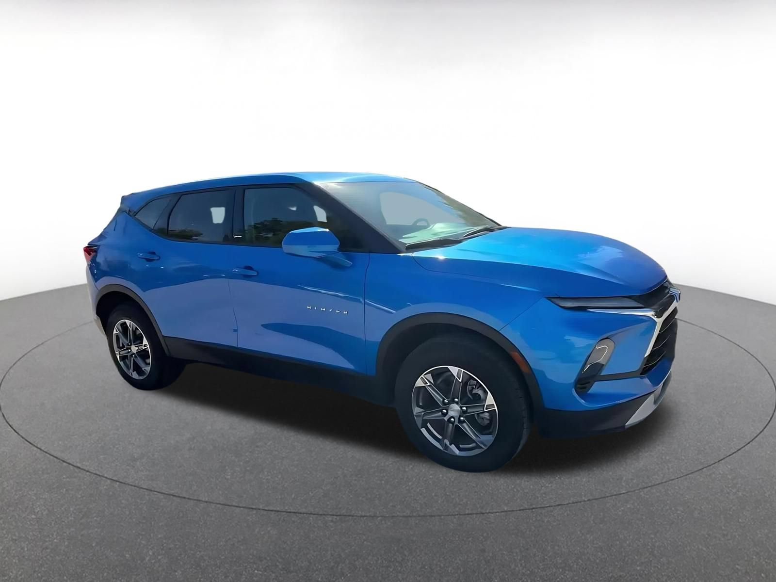 Used 2025 Chevrolet Blazer LT FWD image 2
