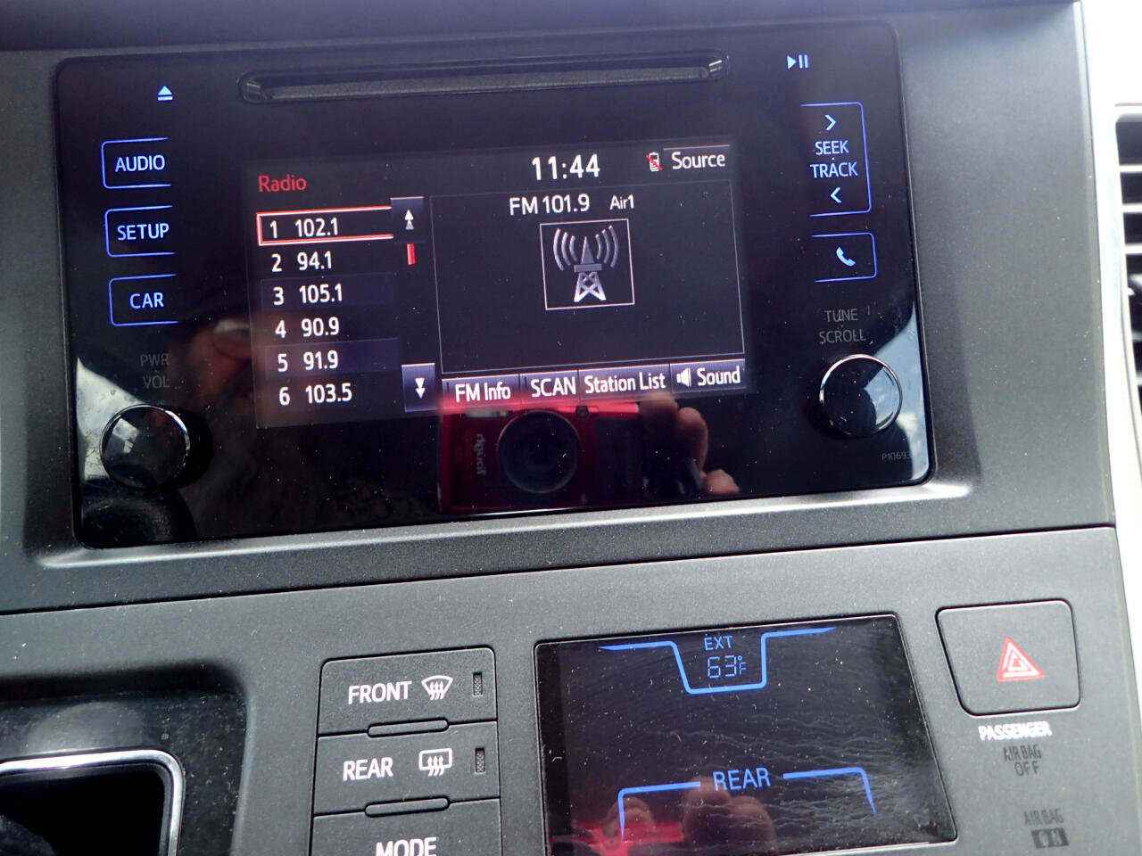 Used 2015 Toyota Sienna L FWD image 19