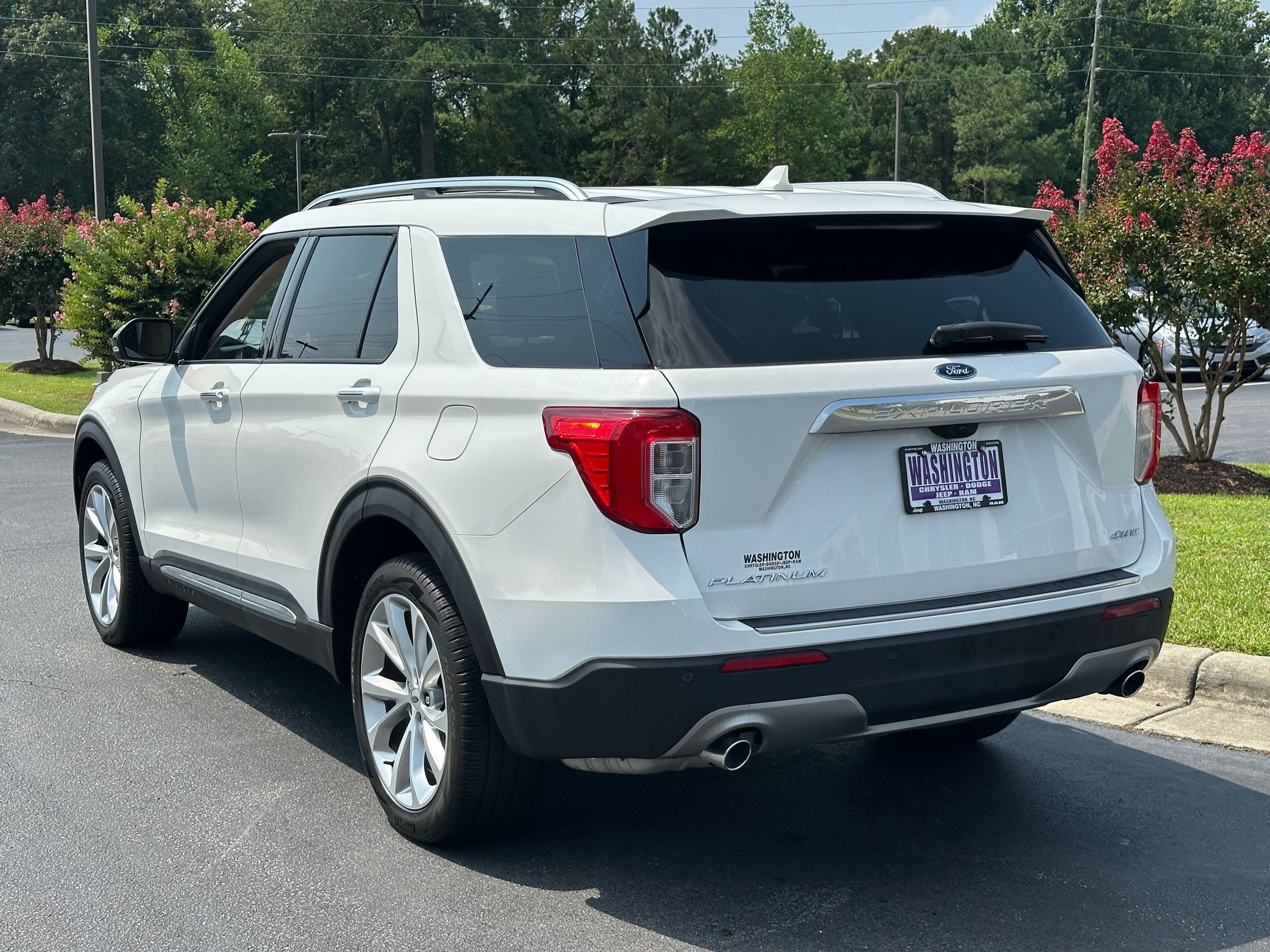 Used 2023 Ford Explorer Platinum AWD/4WD image 7