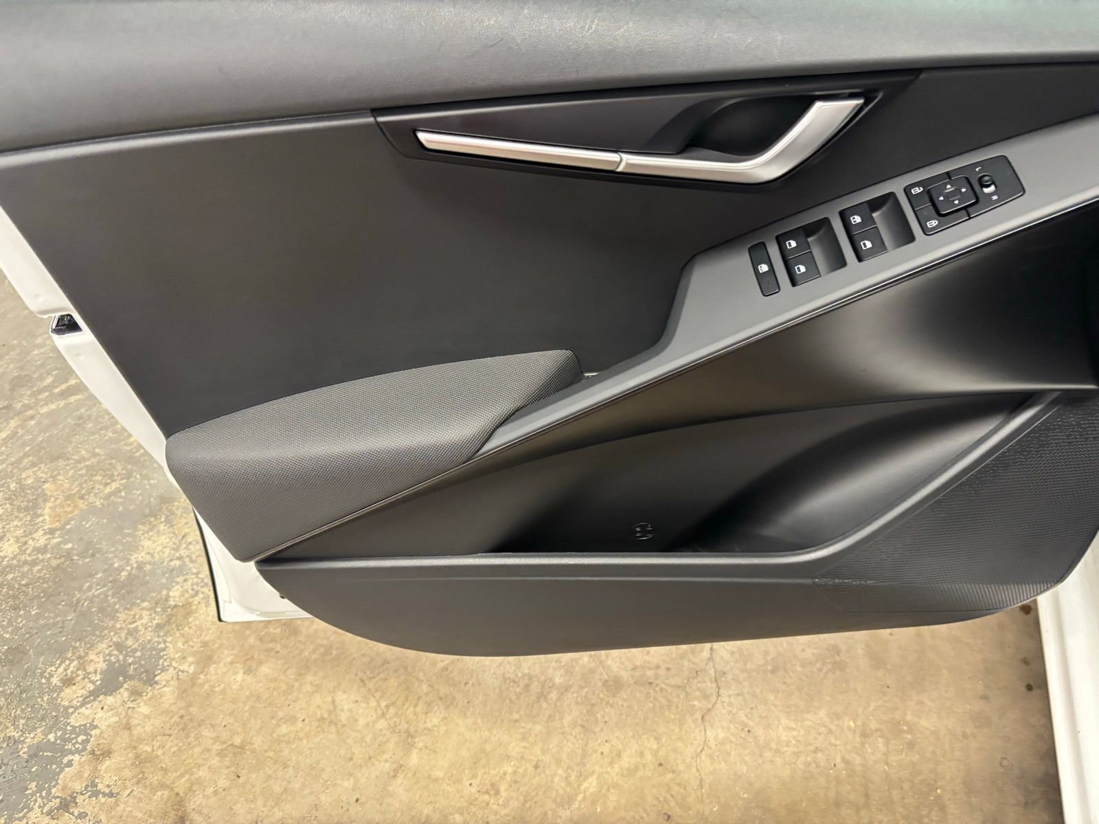 Used 2024 Kia Niro LX FWD image 18