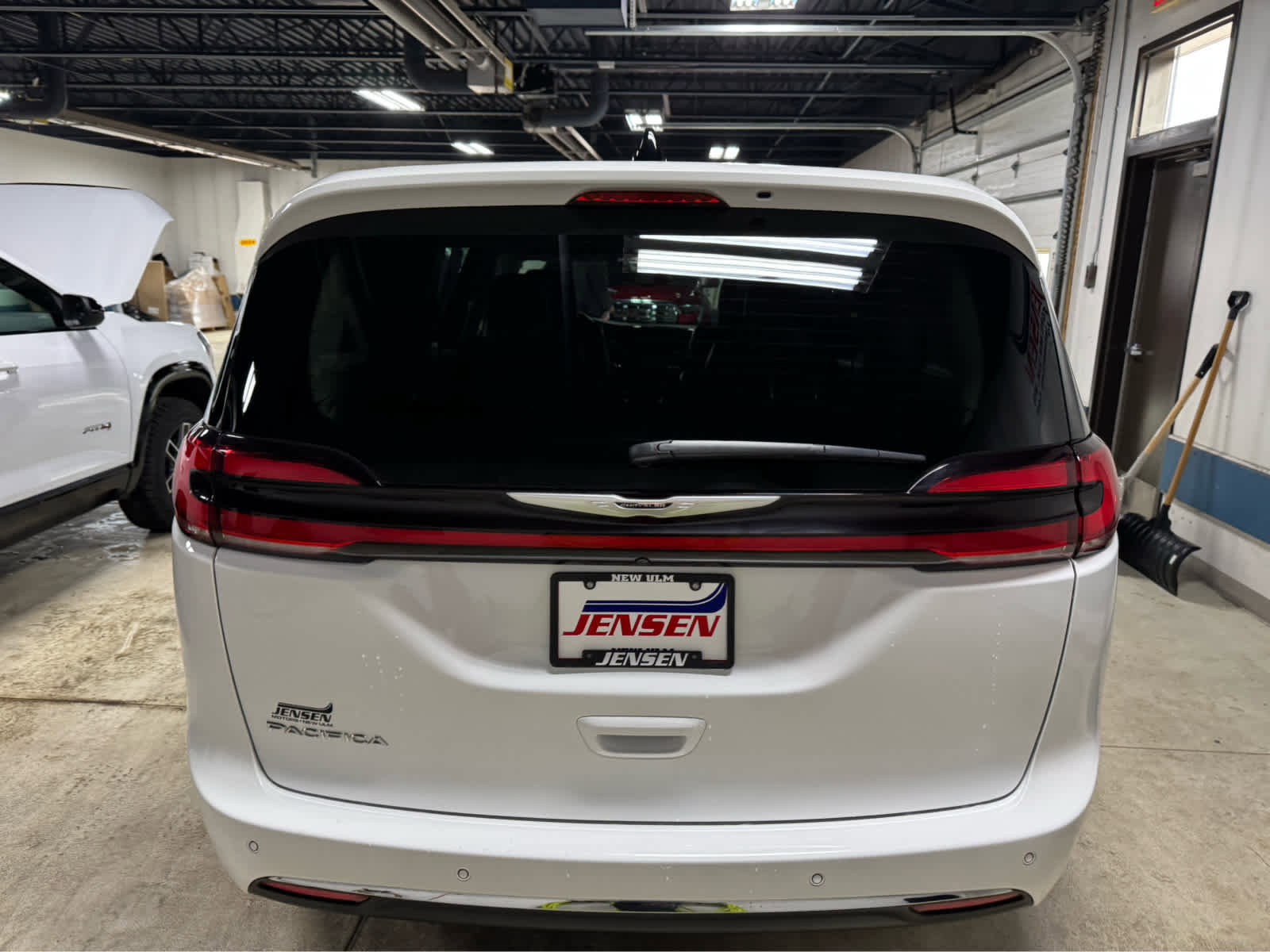 Used 2024 Chrysler Pacifica Touring-L image 5