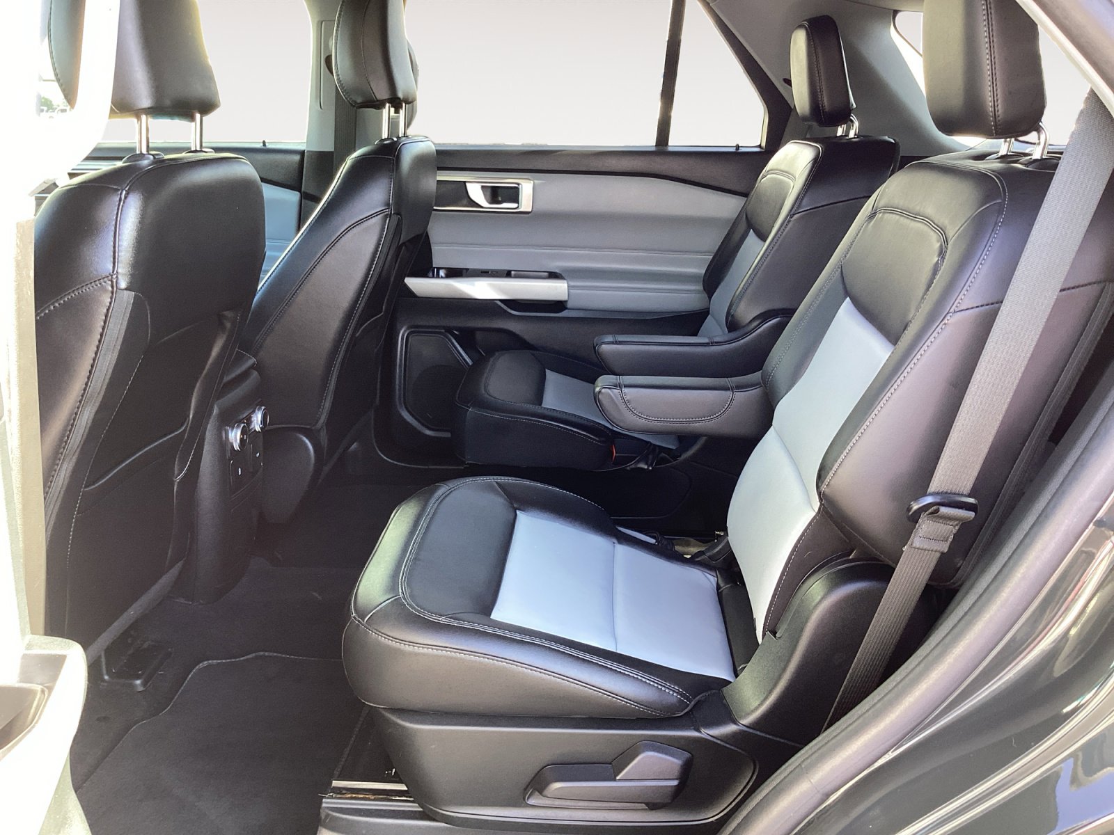 Used 2023 Ford Explorer XLT w/ Equipment Group 202A image 29