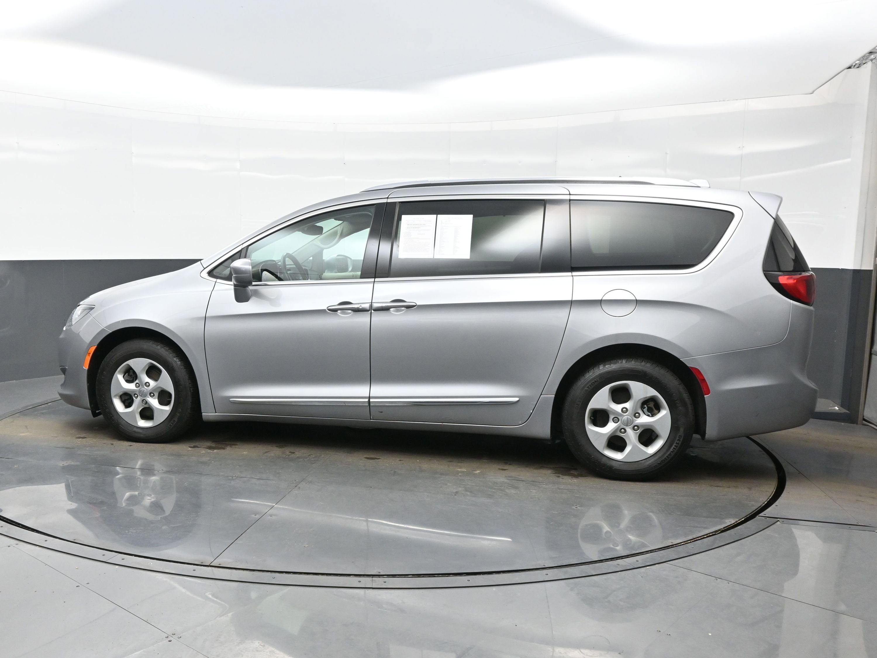 Used 2017 Chrysler Pacifica Touring-L Plus image 3