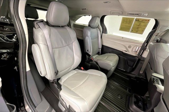 Used 2024 Toyota Sienna Limited image 19