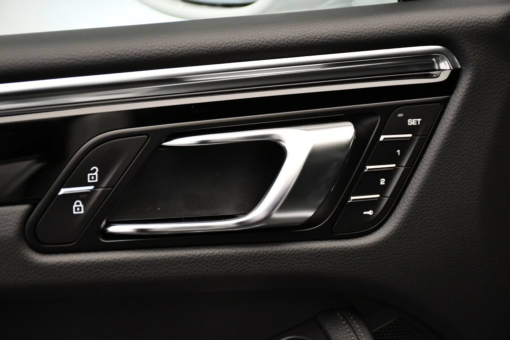Certified 2026 Porsche Macan AWD/4WD image 37