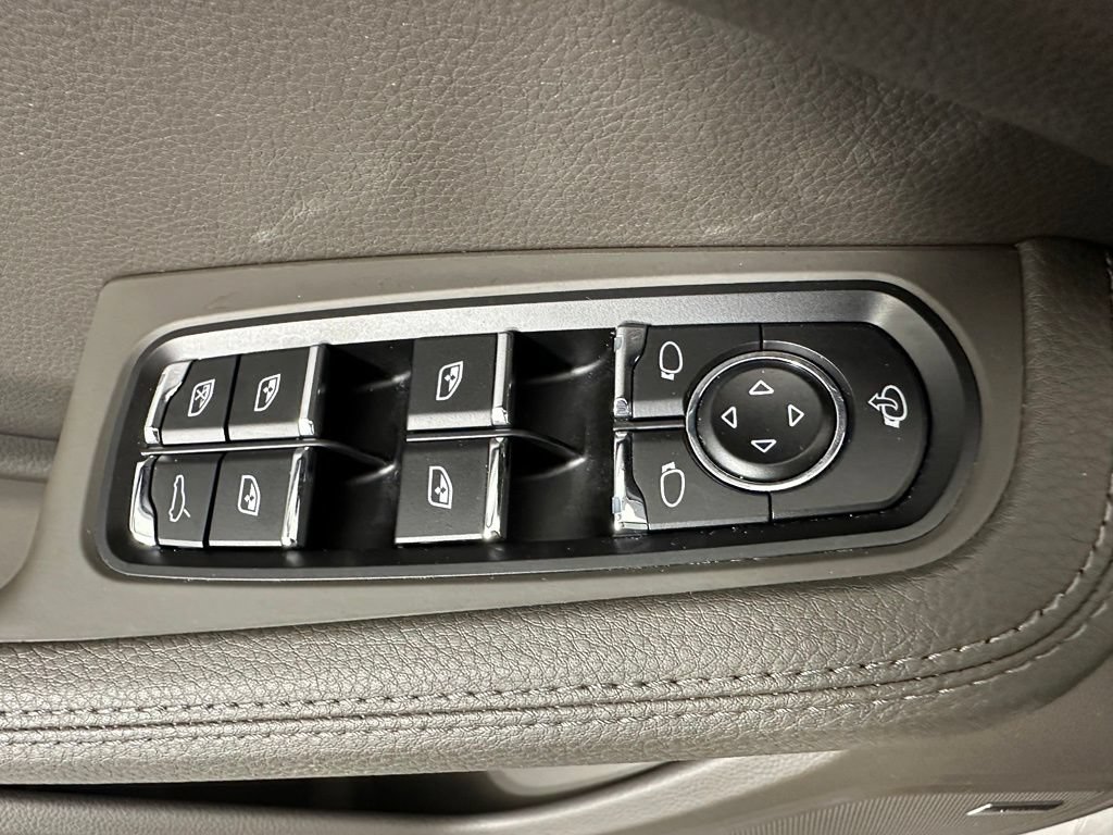 Certified 2026 Porsche Macan Turbo AWD/4WD image 18