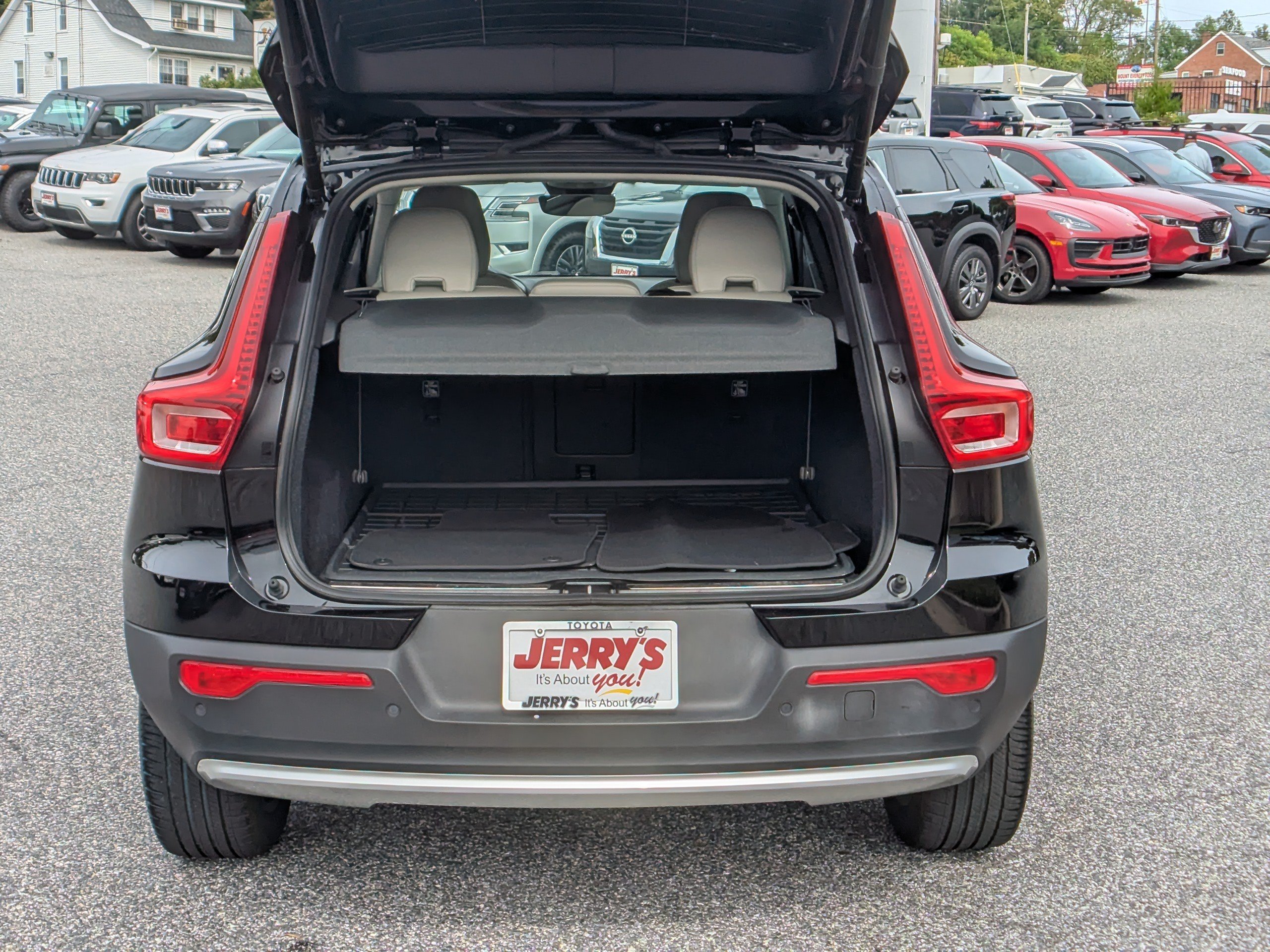 Used 2023 Volvo XC40 B5 Plus w/ Protection Package Premier AWD/4WD image 8