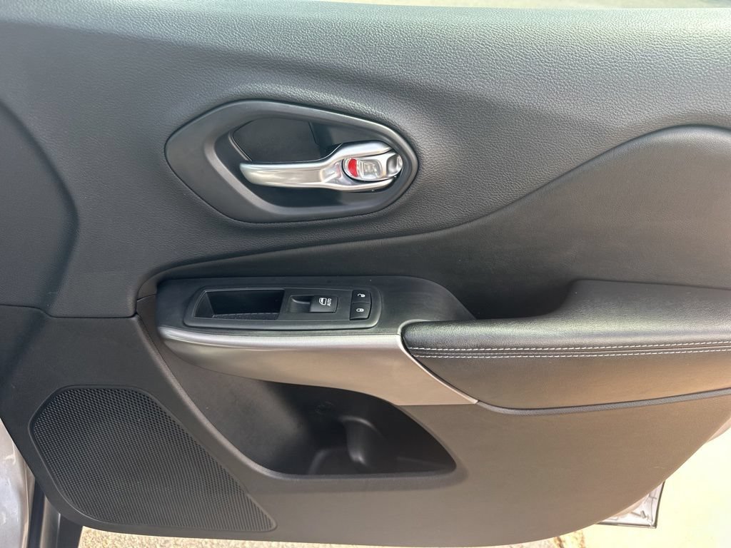 Used 2019 Jeep Cherokee Latitude Plus w/ Comfort/Convenience Group AWD/4WD image 32