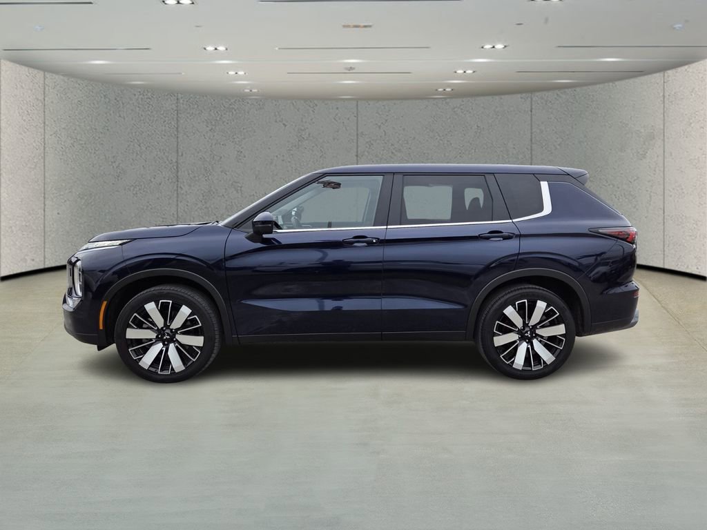 Used 2025 Mitsubishi Outlander SE image 6