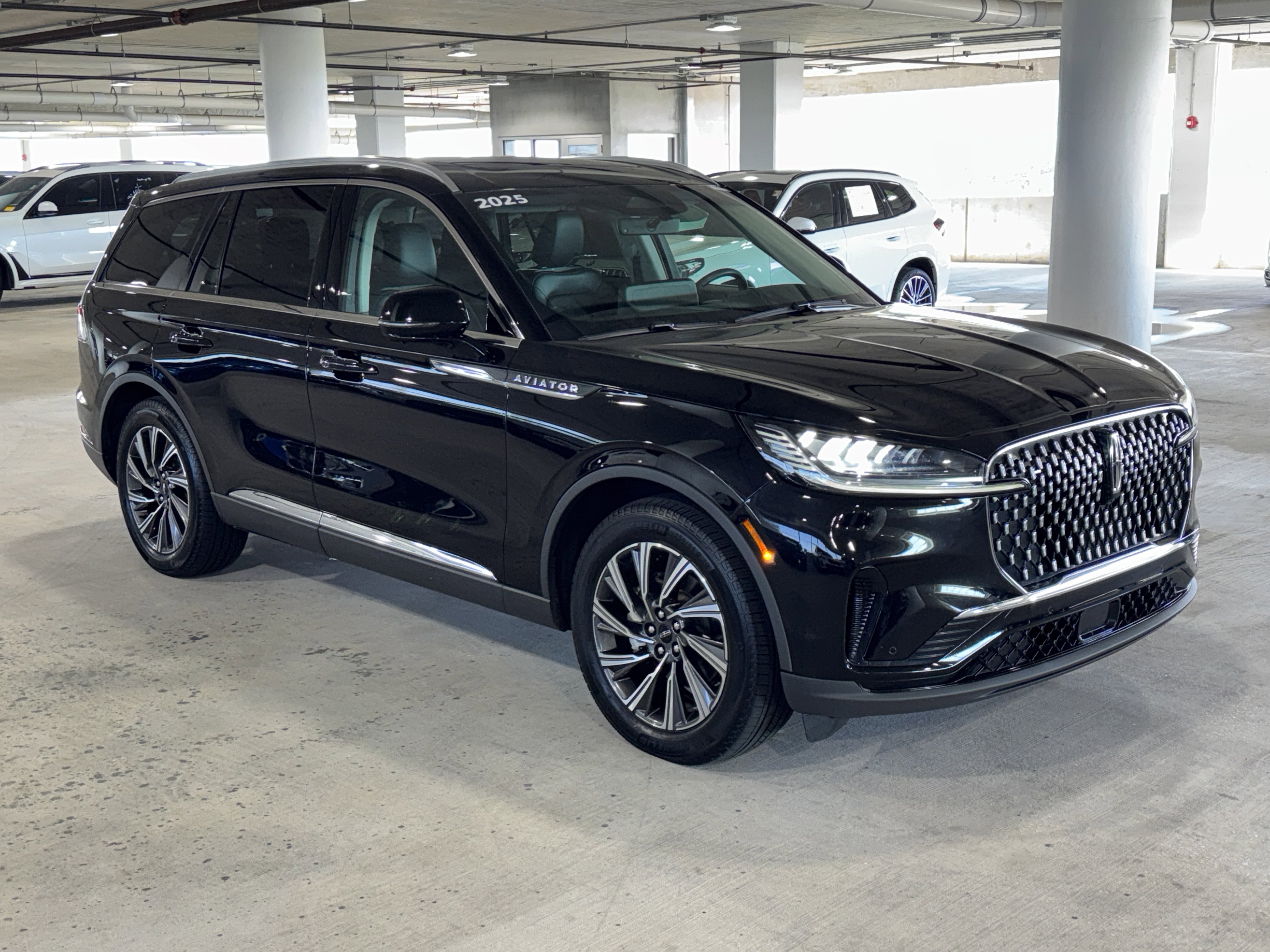 Used 2025 Lincoln Aviator 2WD image 2