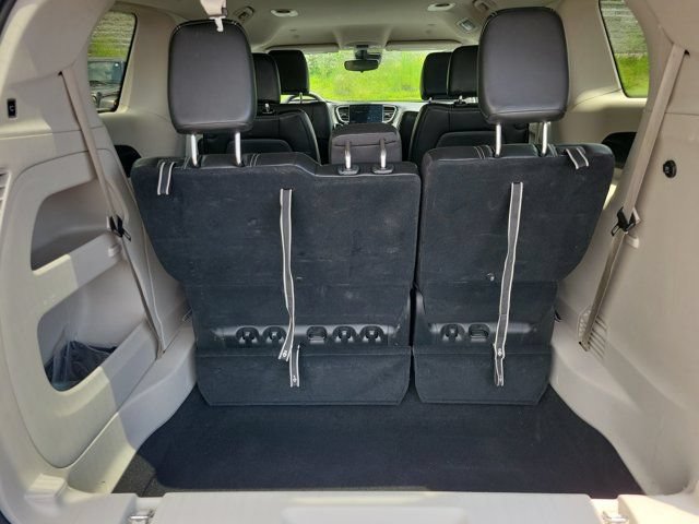 Used 2024 Chrysler Pacifica Touring-L FWD image 19