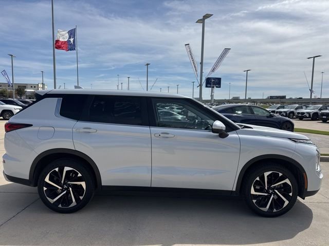 Used 2024 Mitsubishi Outlander SE image 2