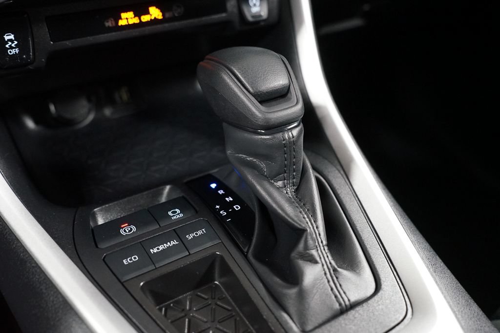Certified 2025 Toyota RAV4 XLE FWD image 21