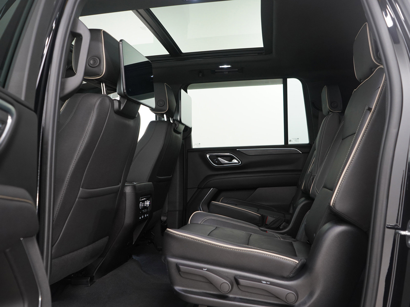 Used 2023 GMC Yukon XL SLT w/ SLT Premium Package image 22