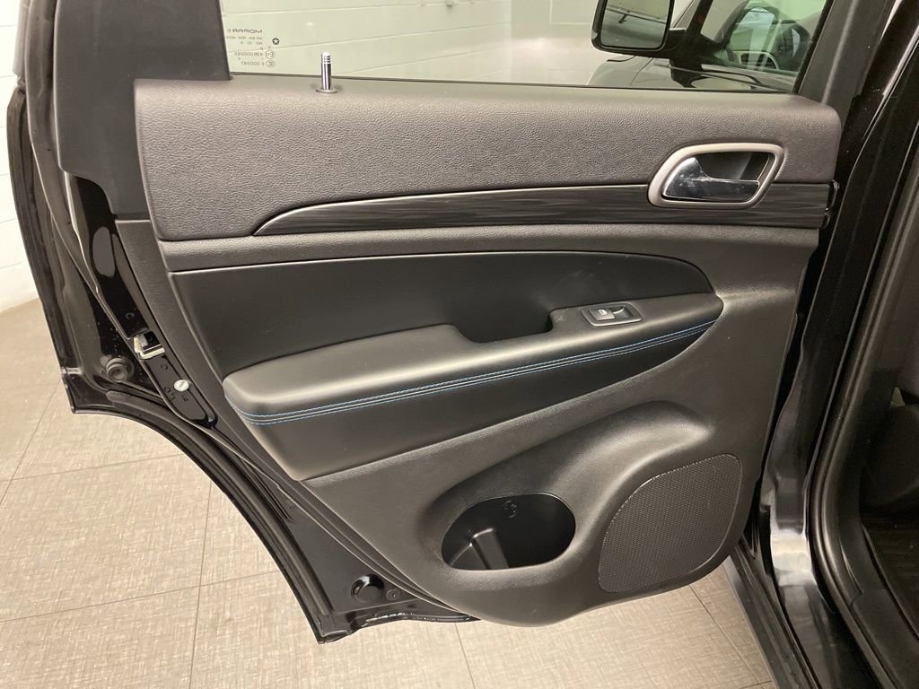 Used 2019 Jeep Grand Cherokee Laredo AWD/4WD image 31