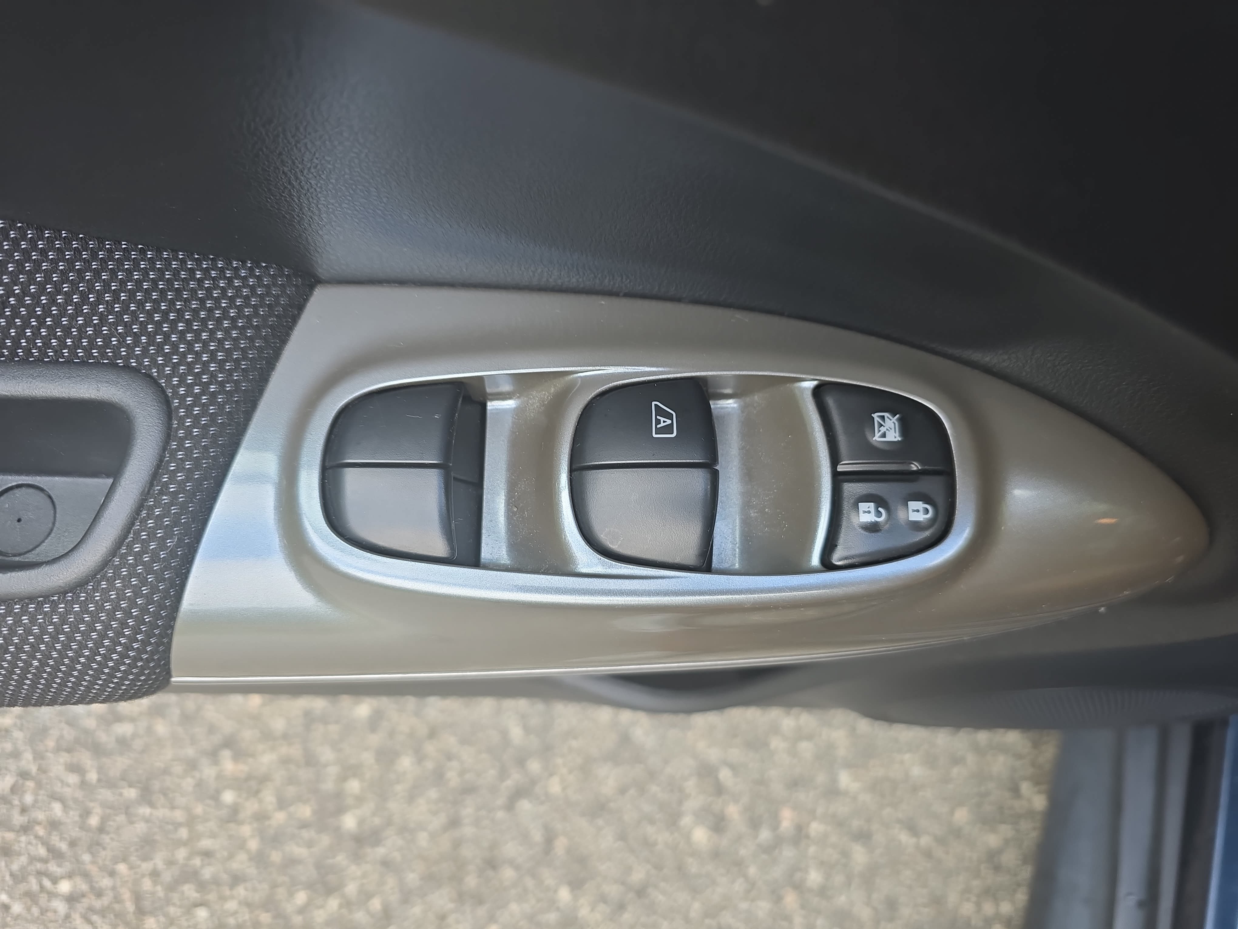Used 2014 Nissan Juke S FWD image 27