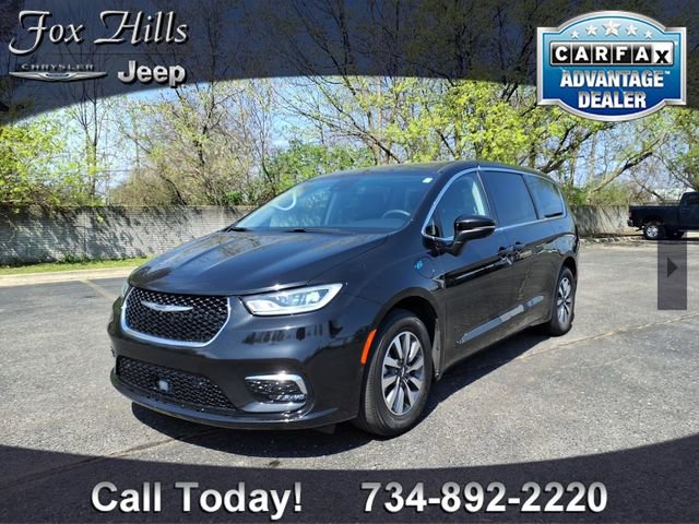 Used 2023 Chrysler Pacifica Touring-L FWD image 3