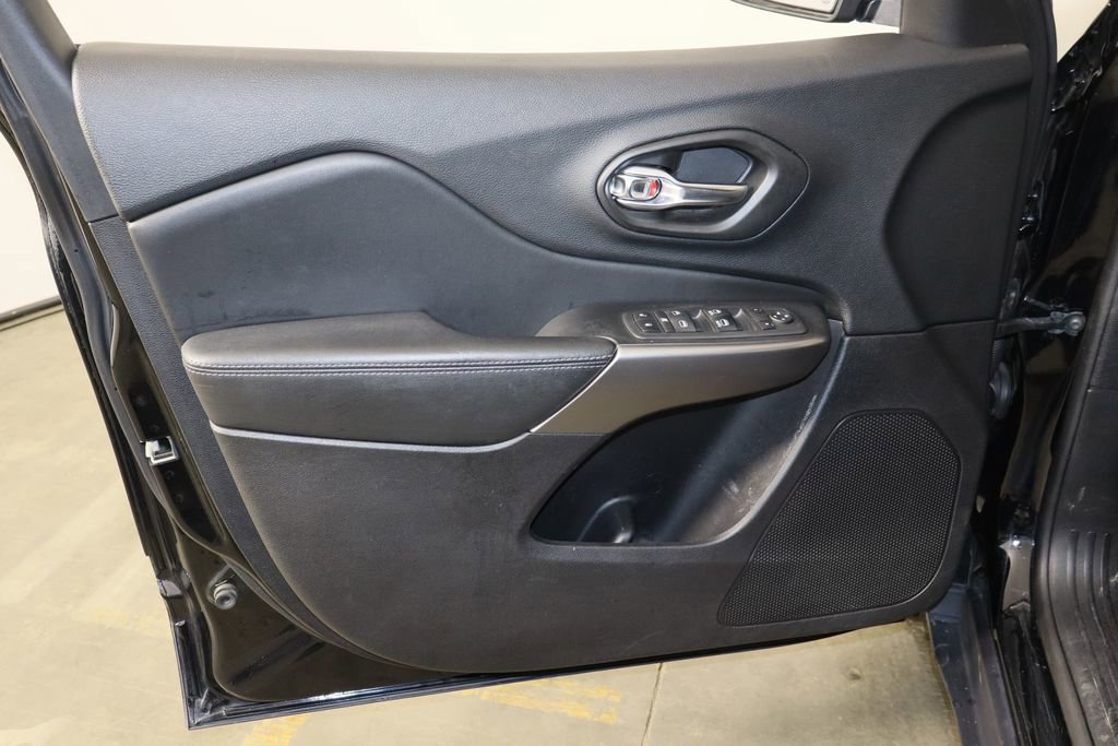 Used 2020 Jeep Cherokee Latitude Plus image 13