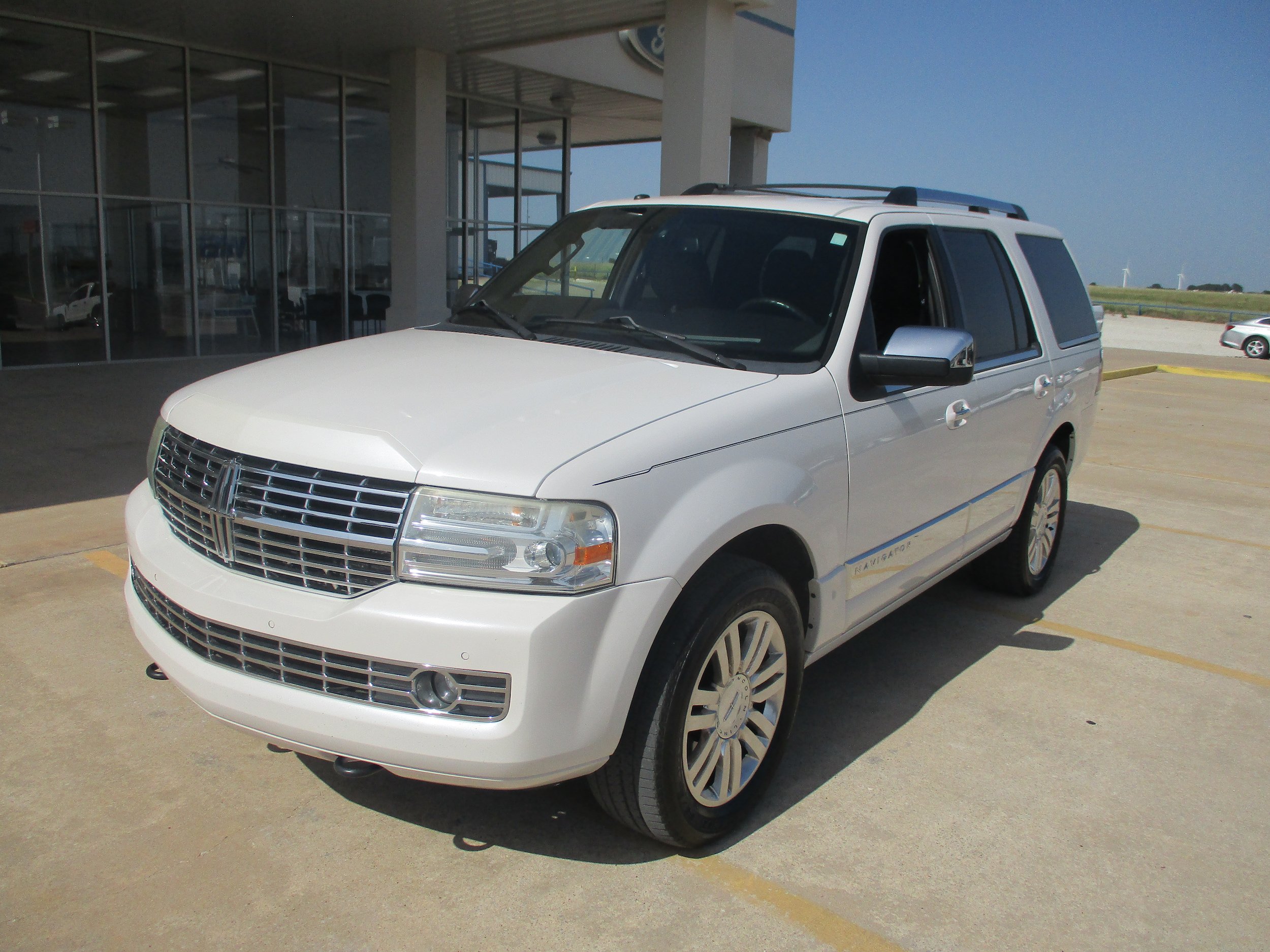 Used 2014 Lincoln Navigator 2WD image 2