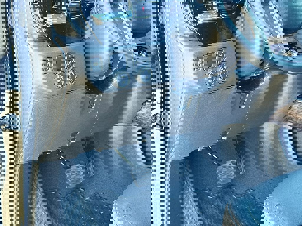 Used 2025 Chevrolet Silverado 1500 LT w/ Leather Package RWD image 17