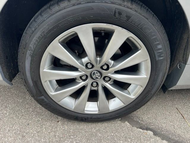 Used 2017 Toyota Camry XLE FWD image 4