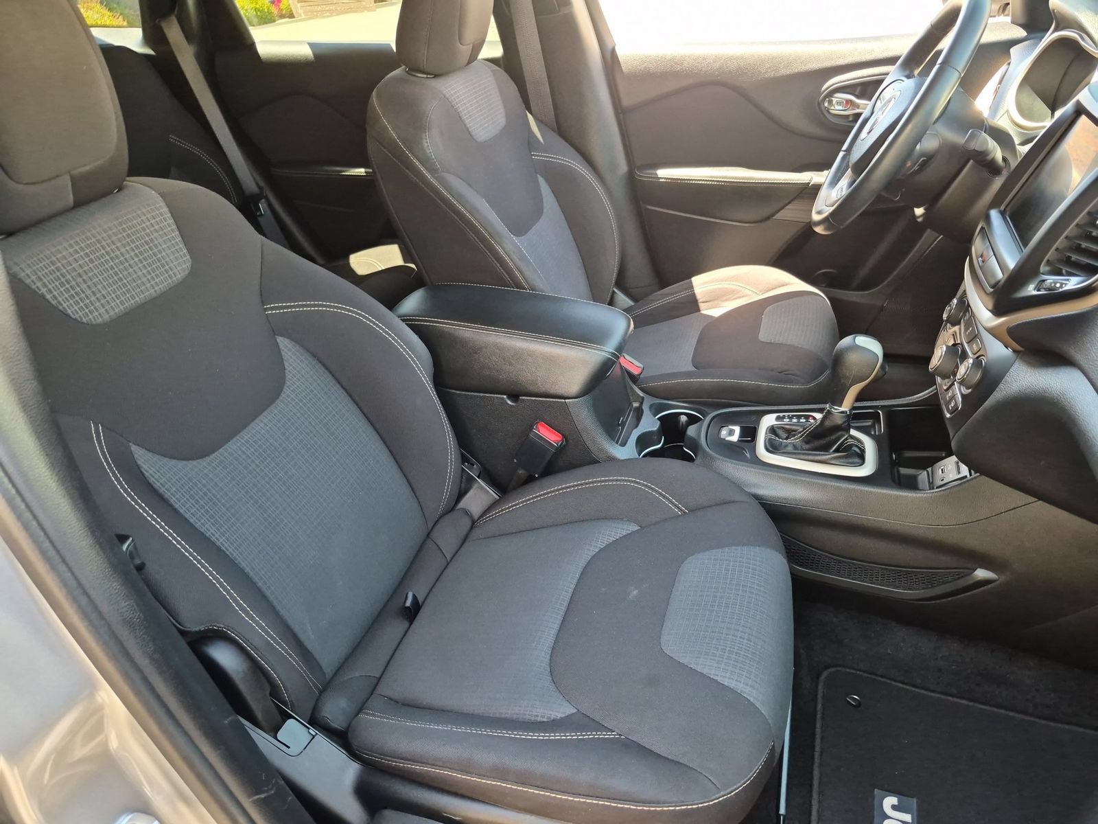 Used 2016 Jeep Cherokee Latitude w/ Comfort/Convenience Group FWD image 29