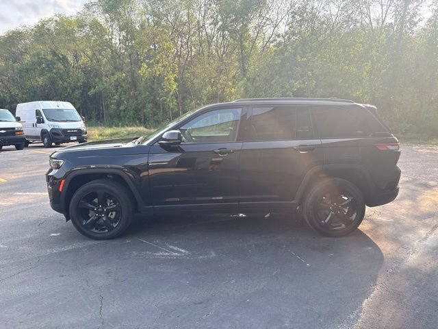 Used 2023 Jeep Grand Cherokee Altitude AWD/4WD image 5