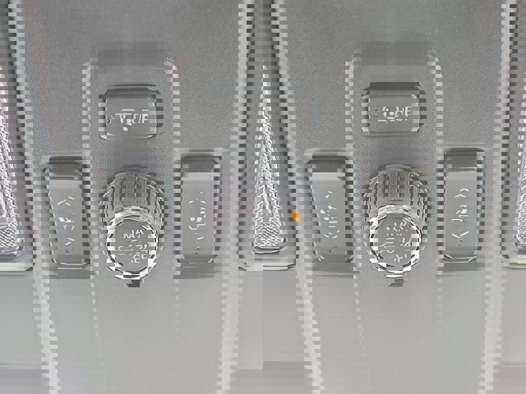 Used 2024 GMC Yukon SLT w/ SLT Luxury Package image 34