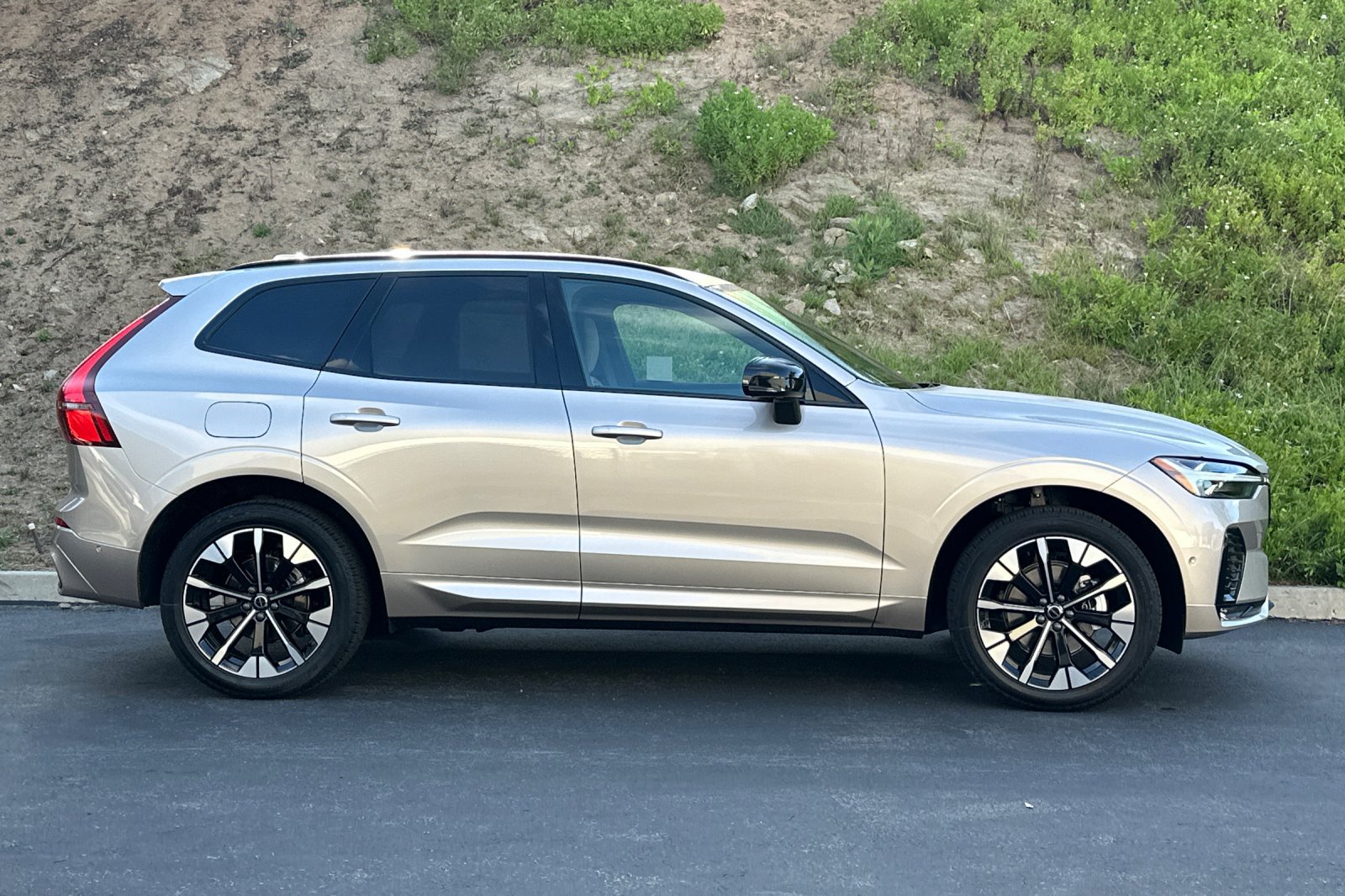 New 2026 Volvo XC60 B5 Plus AWD/4WD image 3