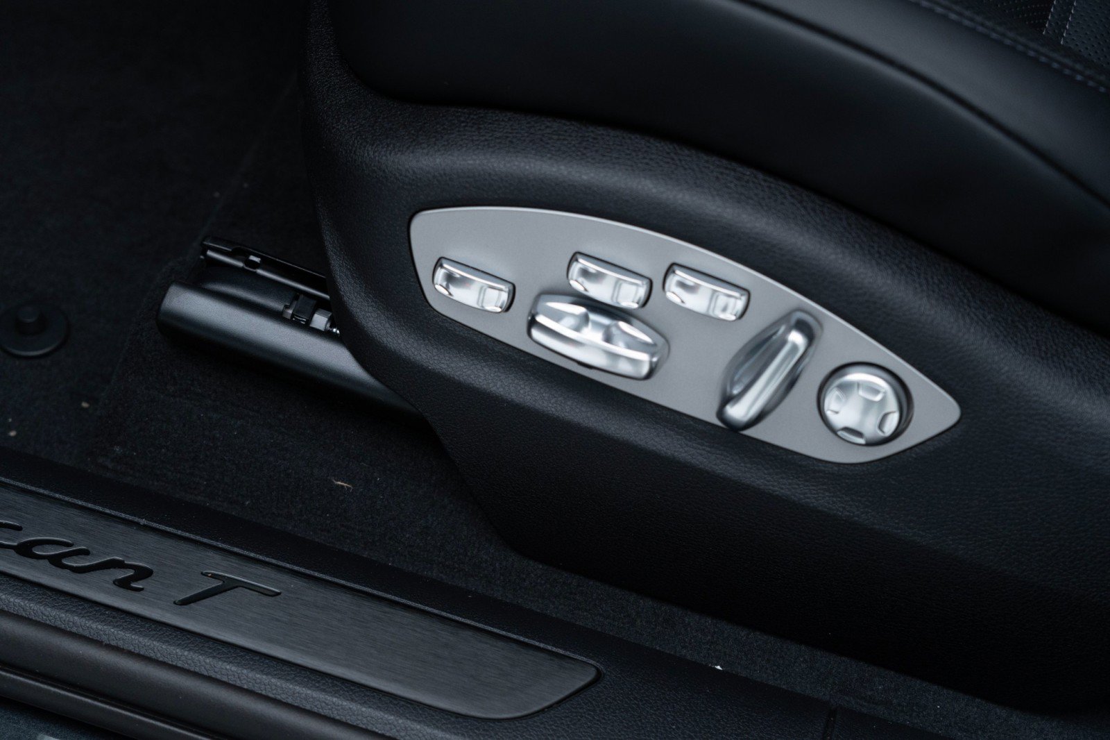 New 2025 Porsche Macan Turbo image 15