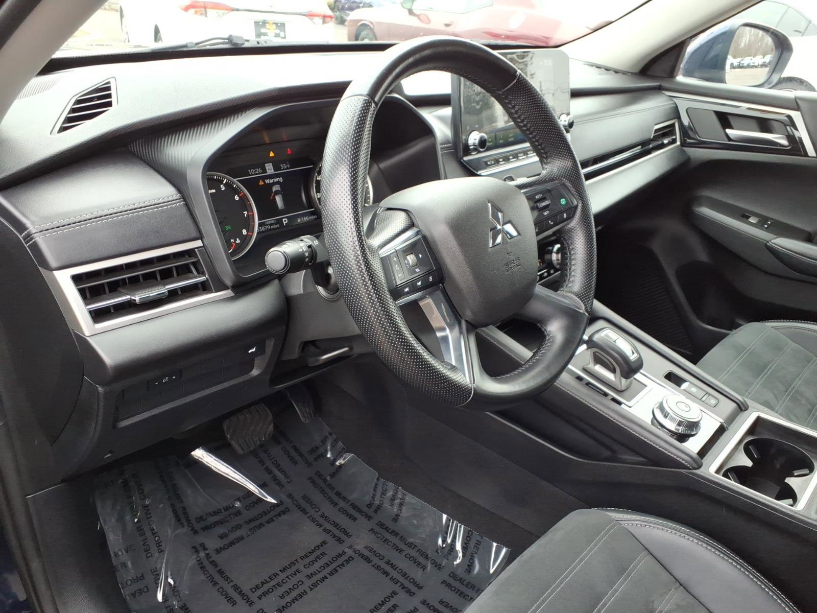 Used 2024 Mitsubishi Outlander SE image 17