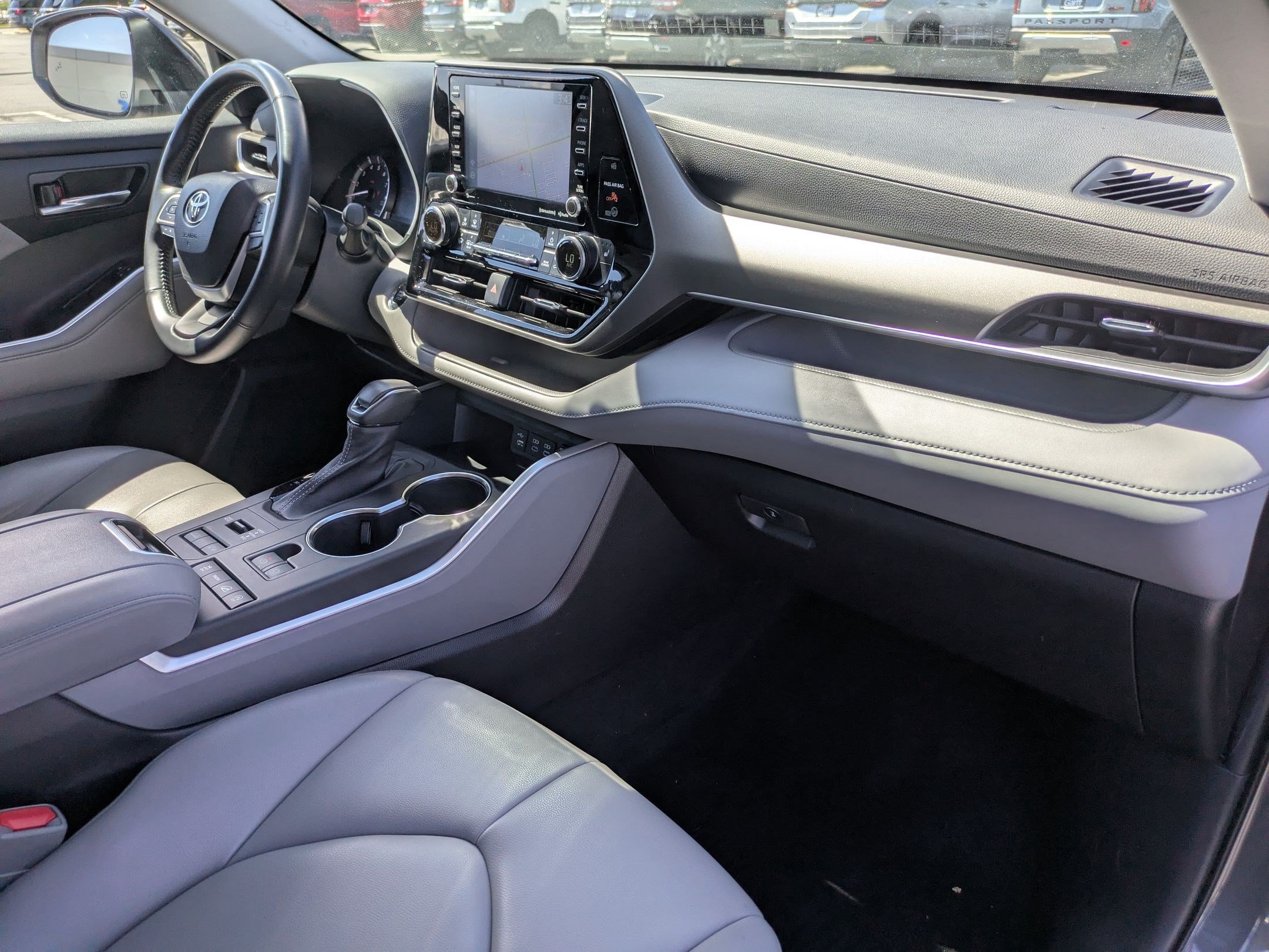 Used 2022 Toyota Highlander XLE AWD/4WD image 32