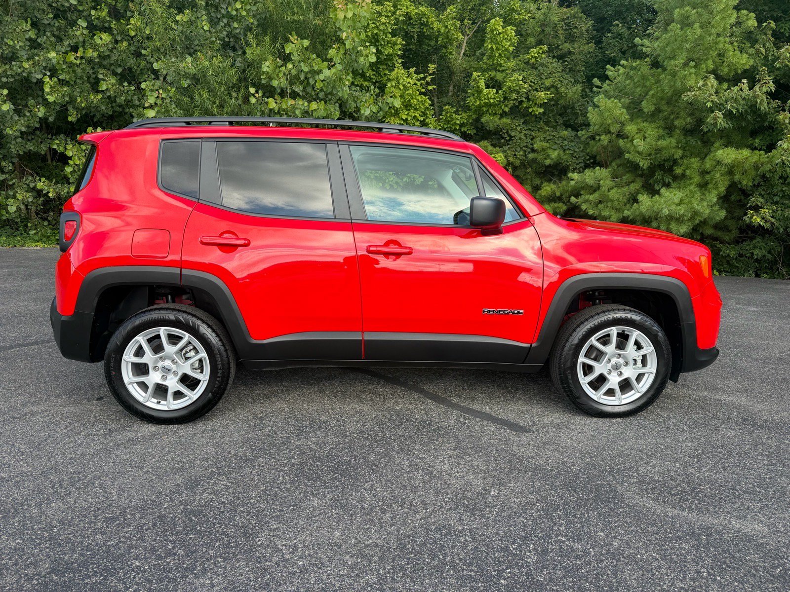 Used 2023 Jeep Renegade Latitude w/ Sun/Sound Group AWD/4WD image 17