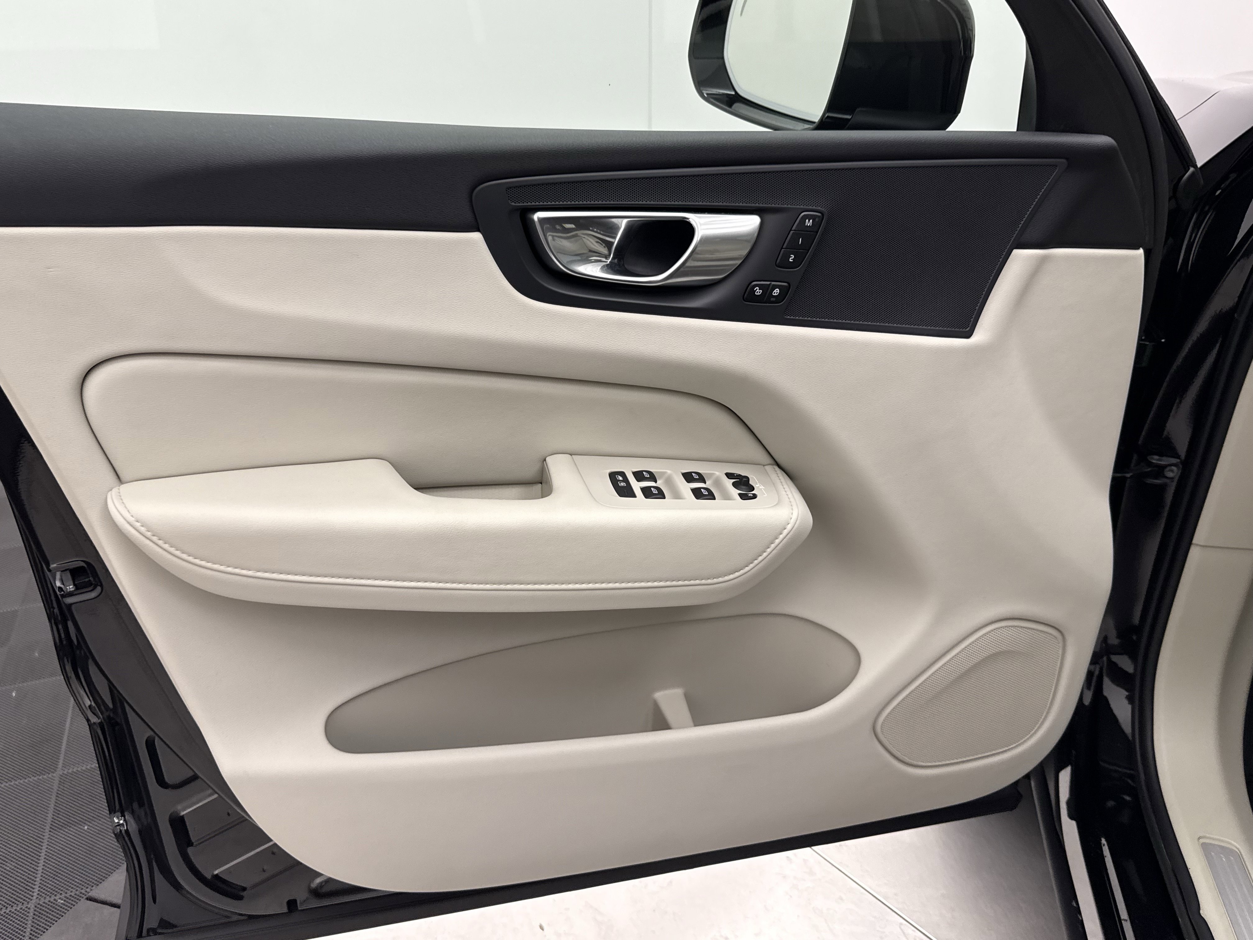 Certified 2023 Volvo XC60 B5 Plus AWD/4WD image 9