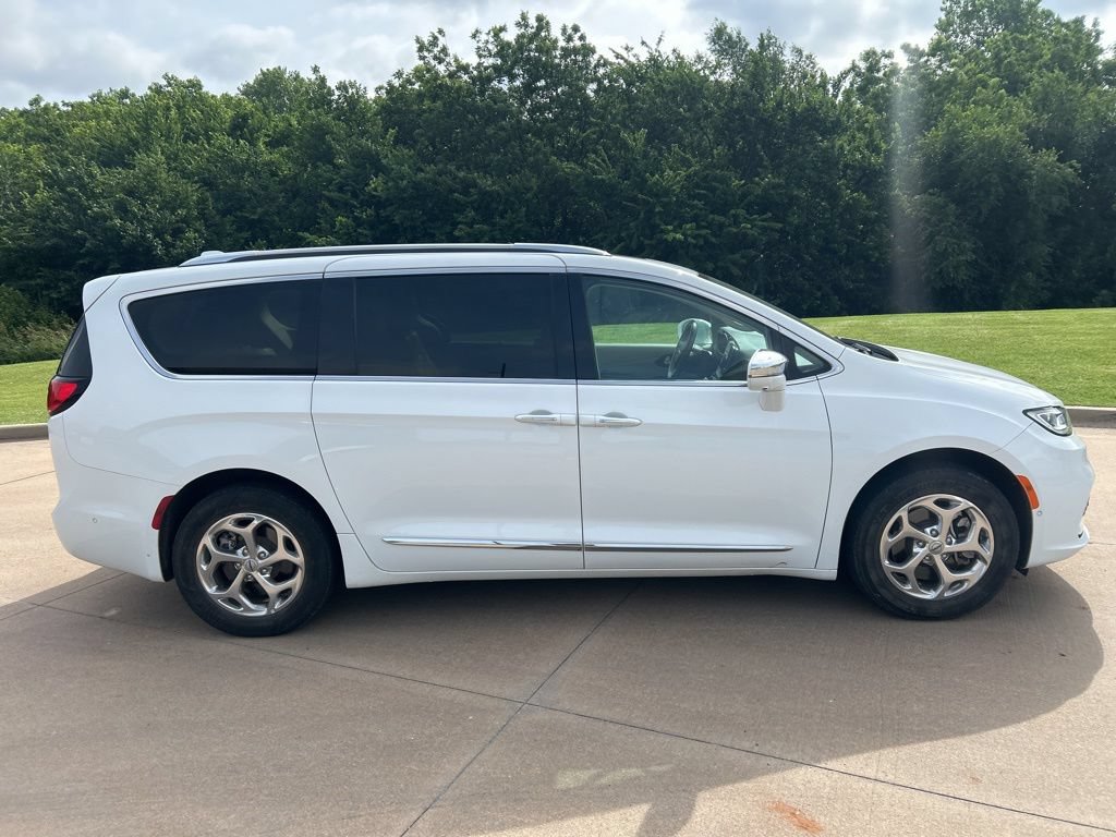 Used 2021 Chrysler Pacifica Limited w/ Premium & Safety Sphere Group AWD/4WD image 5