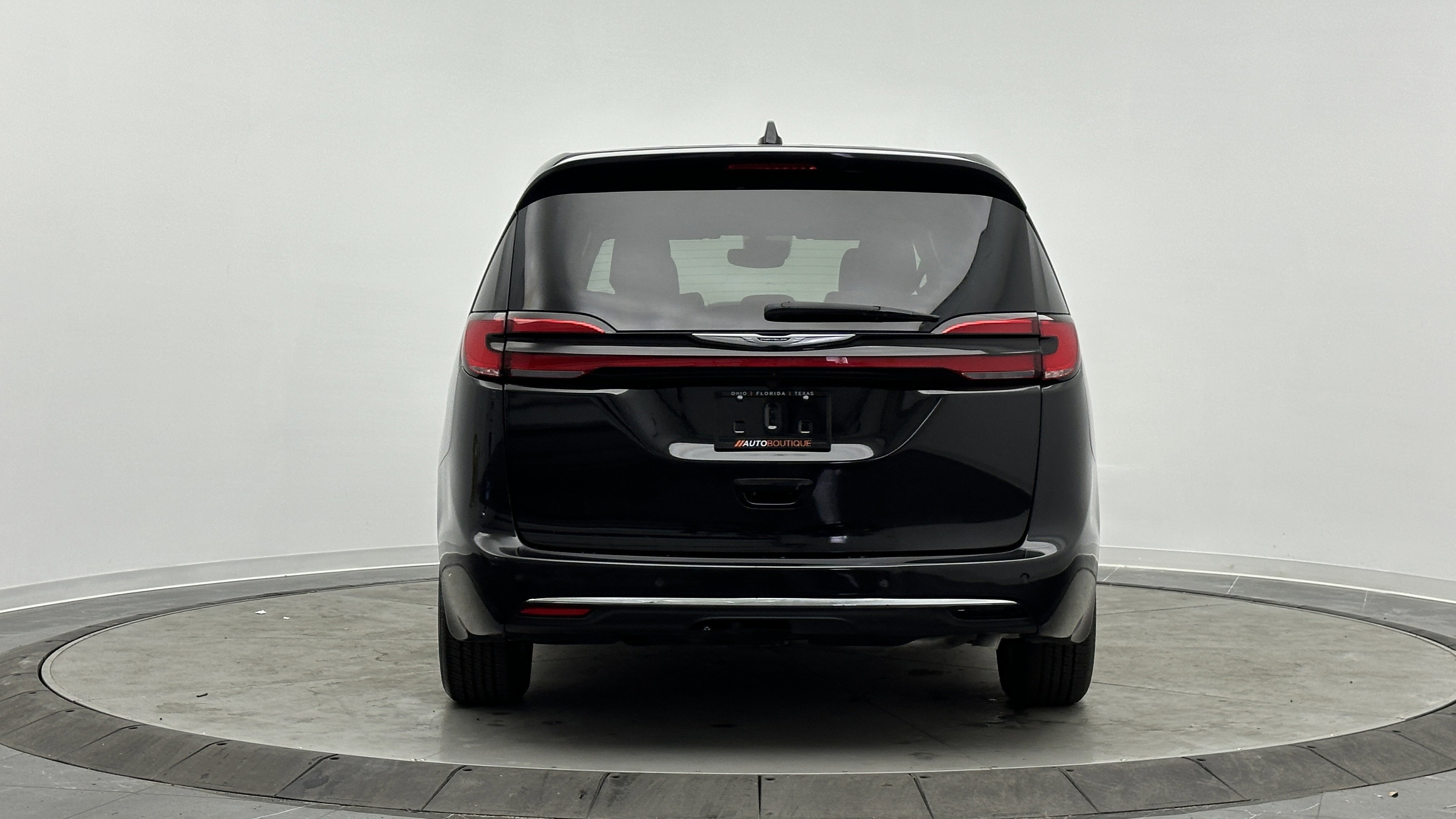 Used 2025 Chrysler Pacifica Select image 6