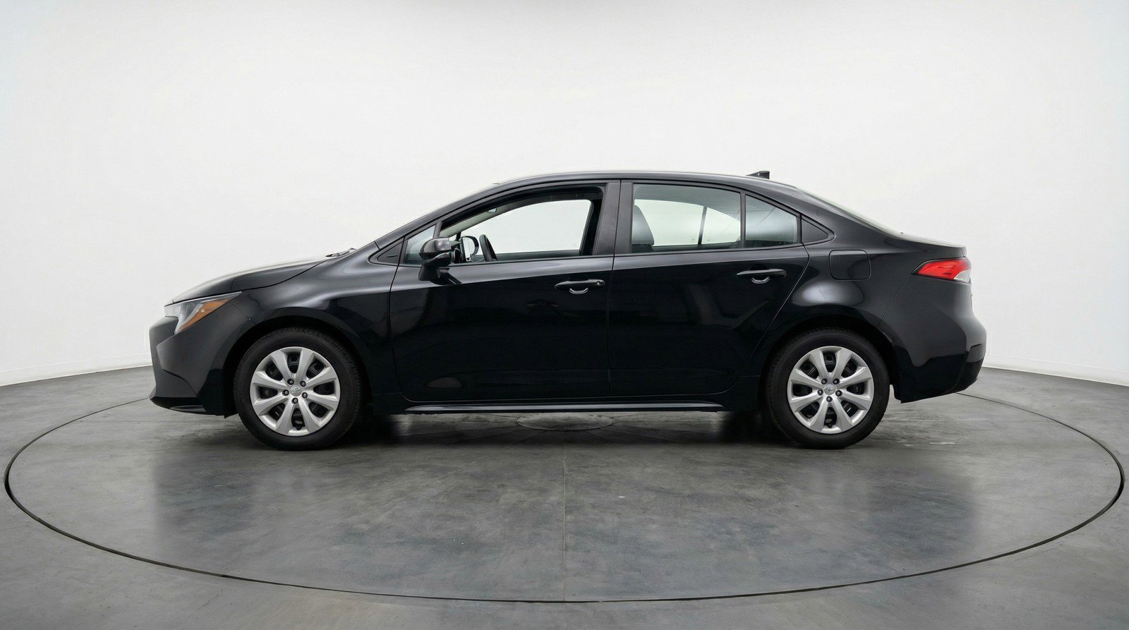 Used 2025 Toyota Corolla LE FWD image 5