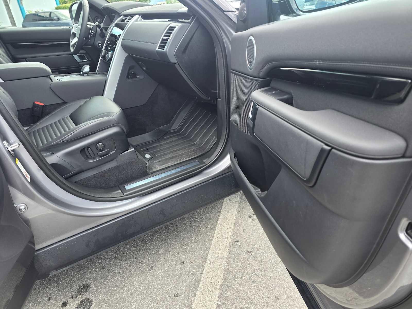 Used 2025 Land Rover Discovery S image 10