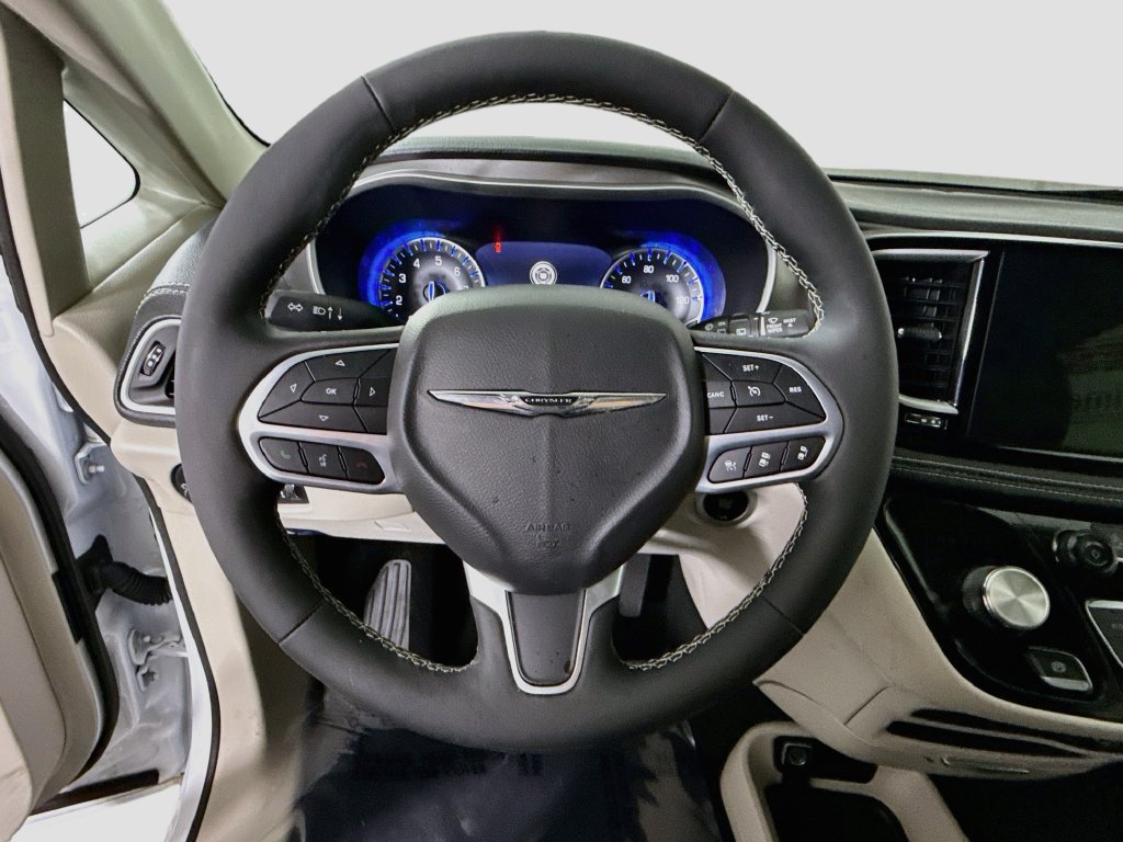 Used 2024 Chrysler Pacifica Touring-L AWD/4WD image 19